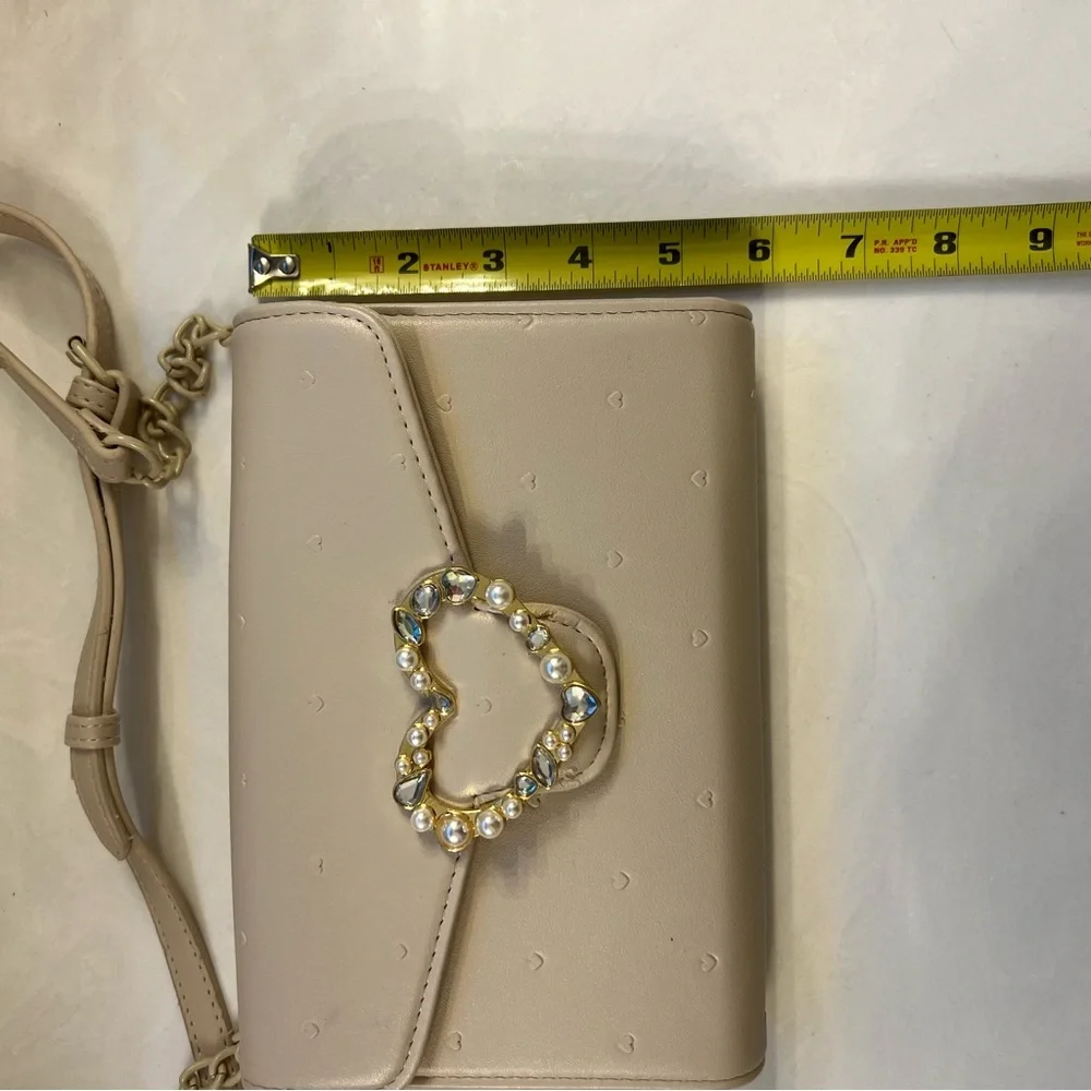 Betsey Johnson Cream Crossbody Bag with Heart Accent • Great for Valentines 💘 - Picture 3 of 9
